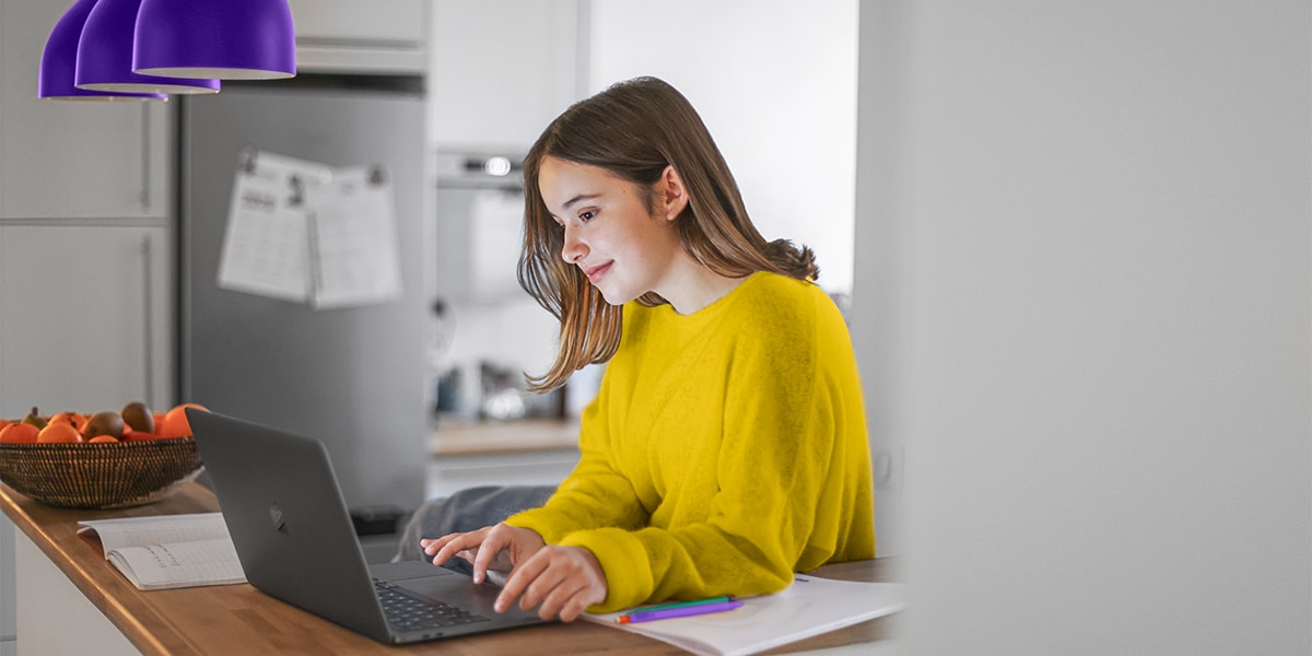 étudiant faisant ses devoirs